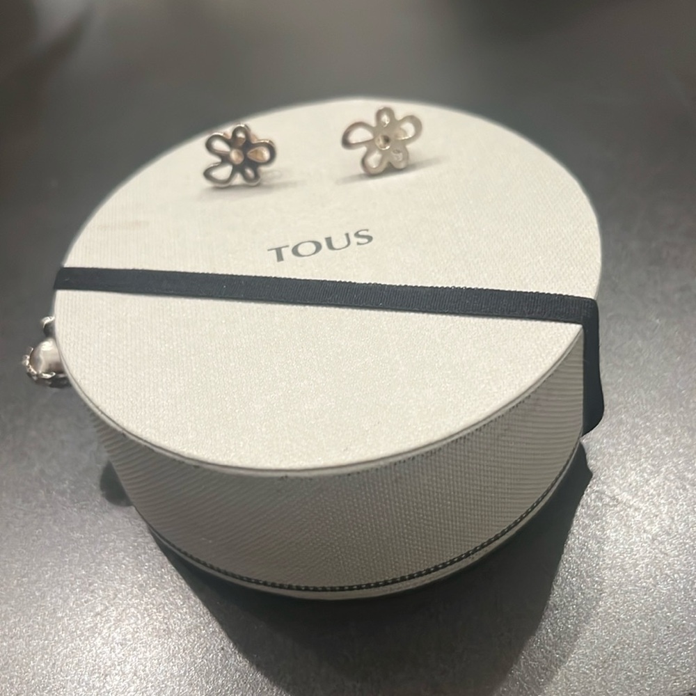 Earring silver flower. Box not included